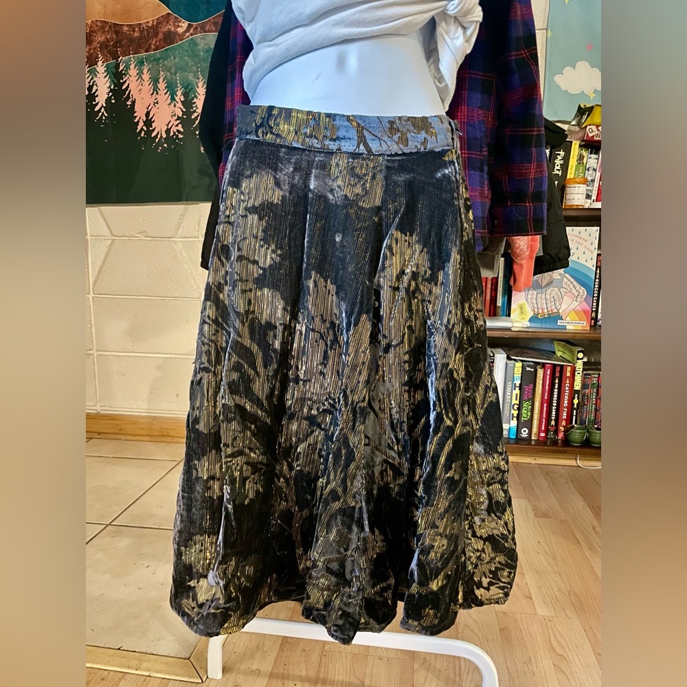 Beautiful ModCloth skirt, size small, like new